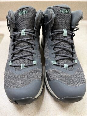 Like New Keen Women's Gray Lace-Up Boots with Mint Accents Sz 10